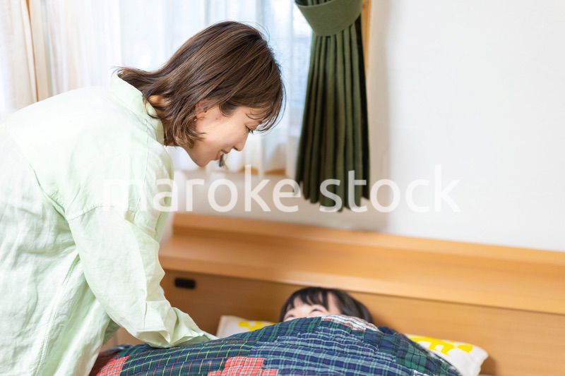 子供部屋でお話をするお母さんと女の子