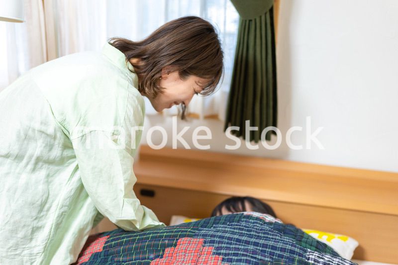 子供部屋でお話をするお母さんと女の子