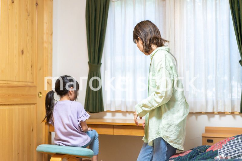 子供部屋でお話をするお母さんと女の子