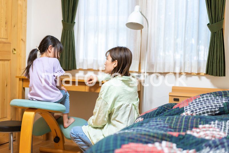 子供部屋でお話をするお母さんと女の子