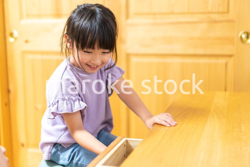 子供部屋でお話をするお母さんと女の子