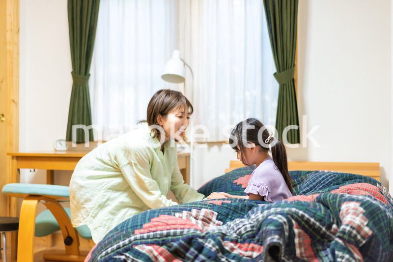 子供部屋でお話をするお母さんと女の子