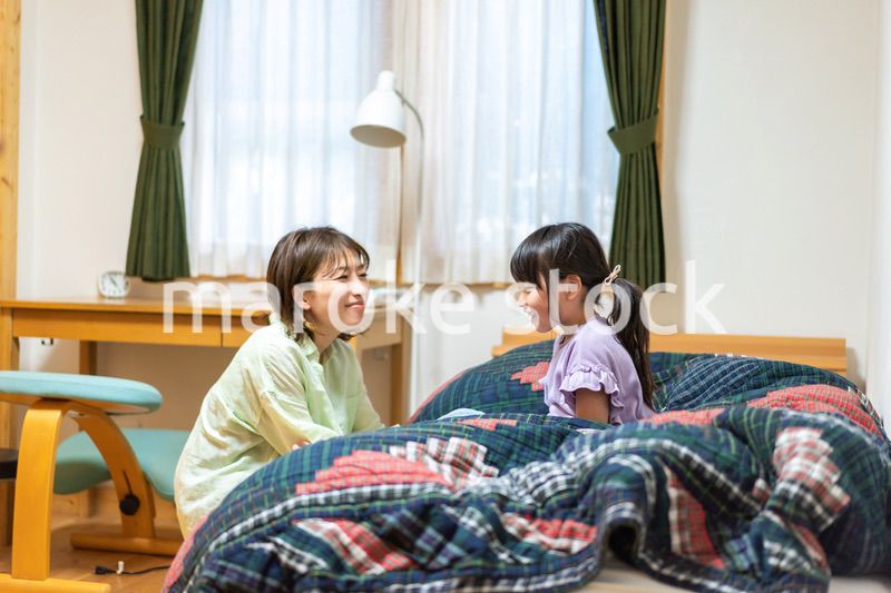 子供部屋でお話をするお母さんと女の子