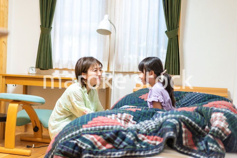 子供部屋でお話をするお母さんと女の子