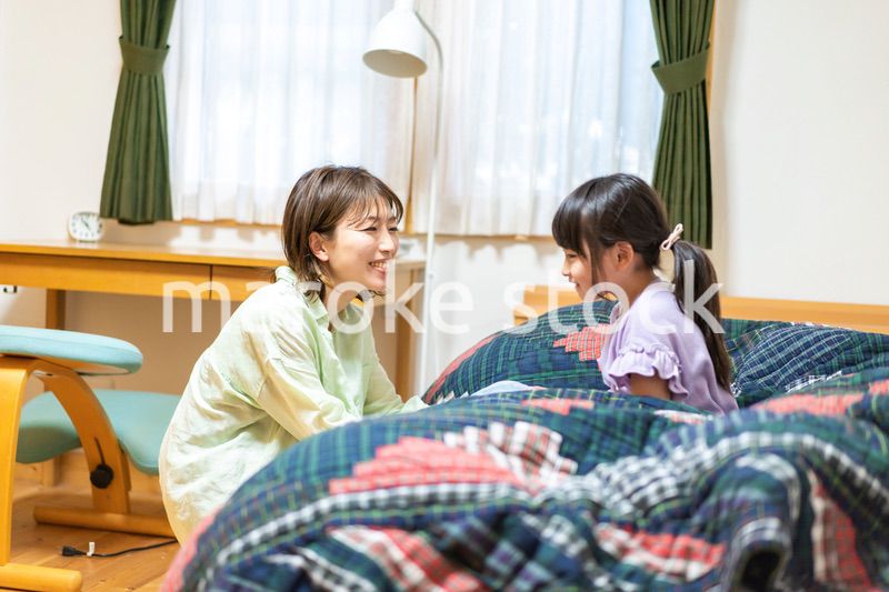 子供部屋でお話をするお母さんと女の子