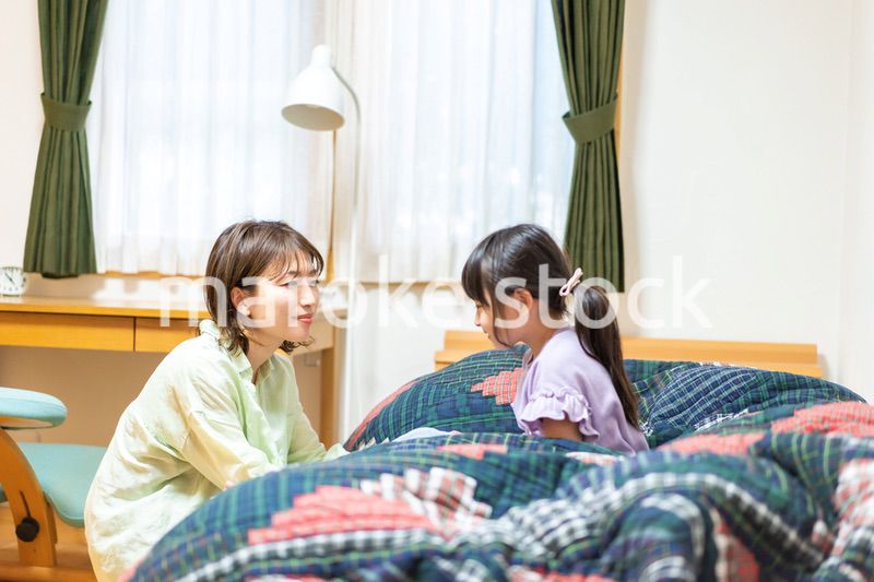 子供部屋でお話をするお母さんと女の子