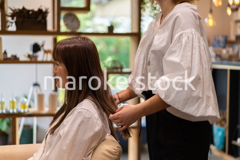 女性のヘアカットをする美容師