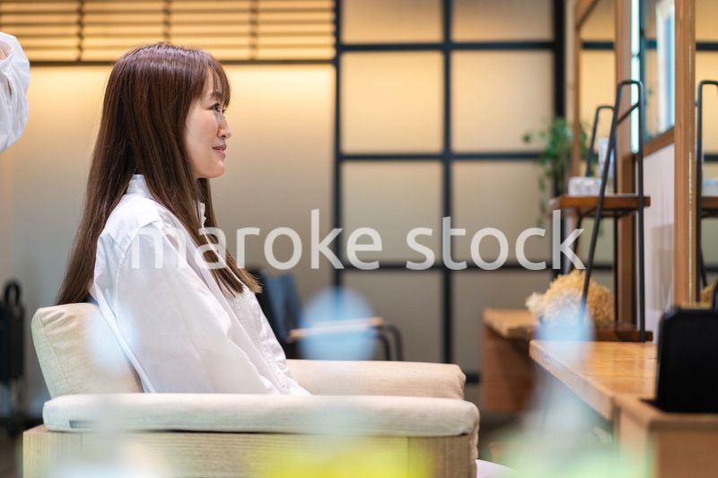 女性のヘアカットをする美容師