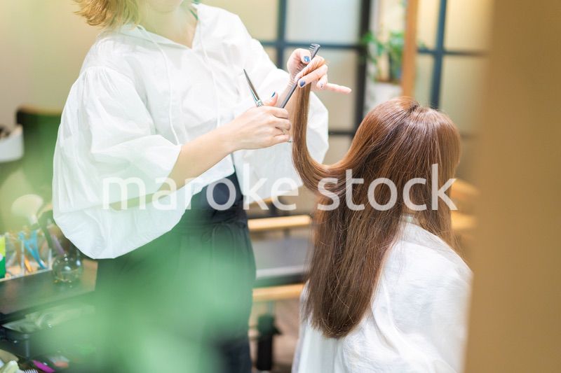 女性のヘアカットをする美容師