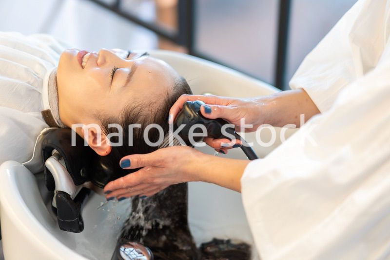 ヘアサロンに通う女性