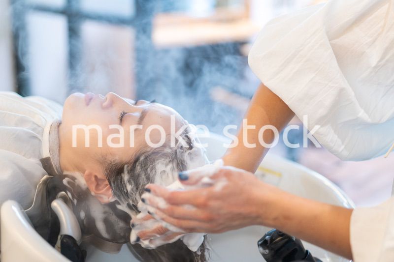 ヘアサロンでスチームトリートメントを受ける女性