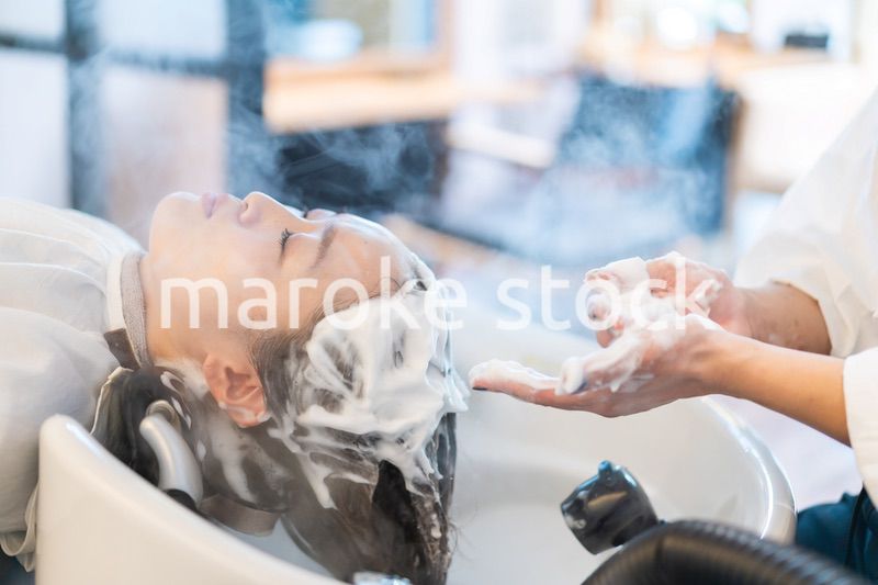 ヘアサロンでスチームトリートメントを受ける女性