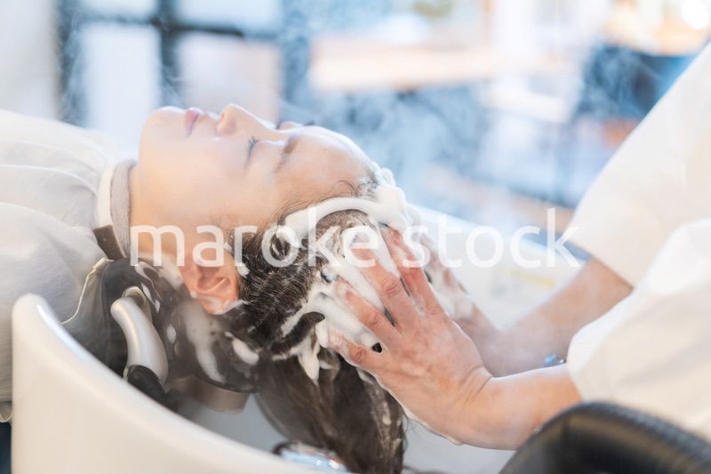 ヘアサロンに通う女性