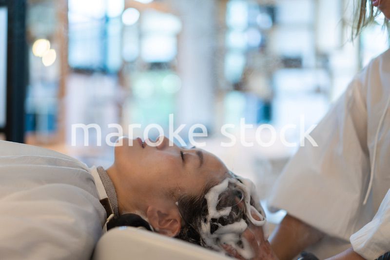 ヘアサロンでスチームトリートメントを受ける女性