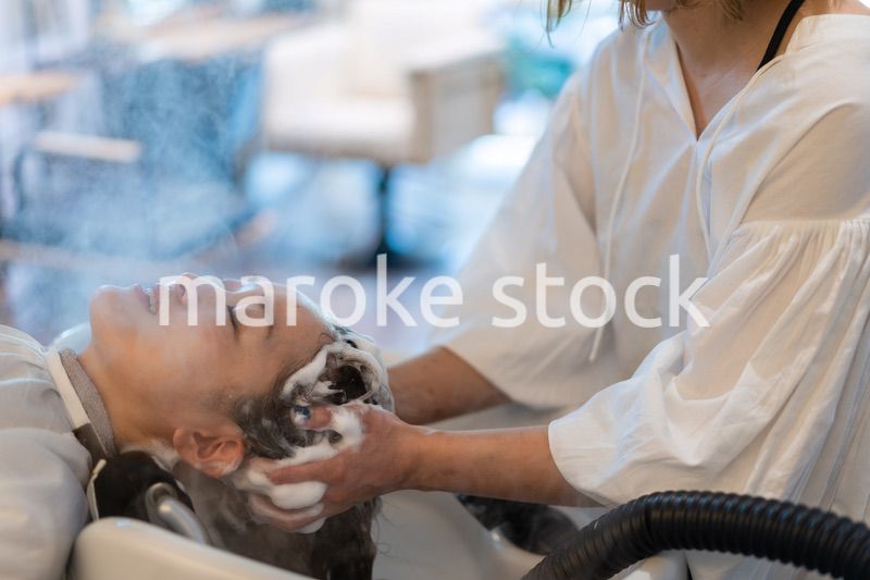 ヘアサロンでスチームトリートメントを受ける女性