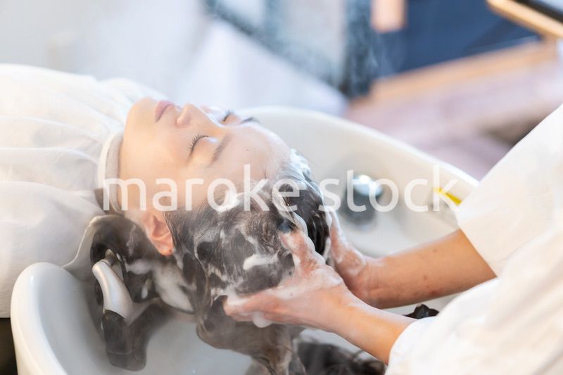 ヘアサロンでスチームトリートメントを受ける女性