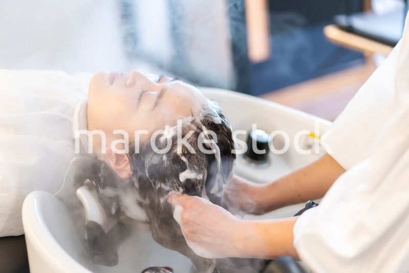 ヘアサロンに通う女性