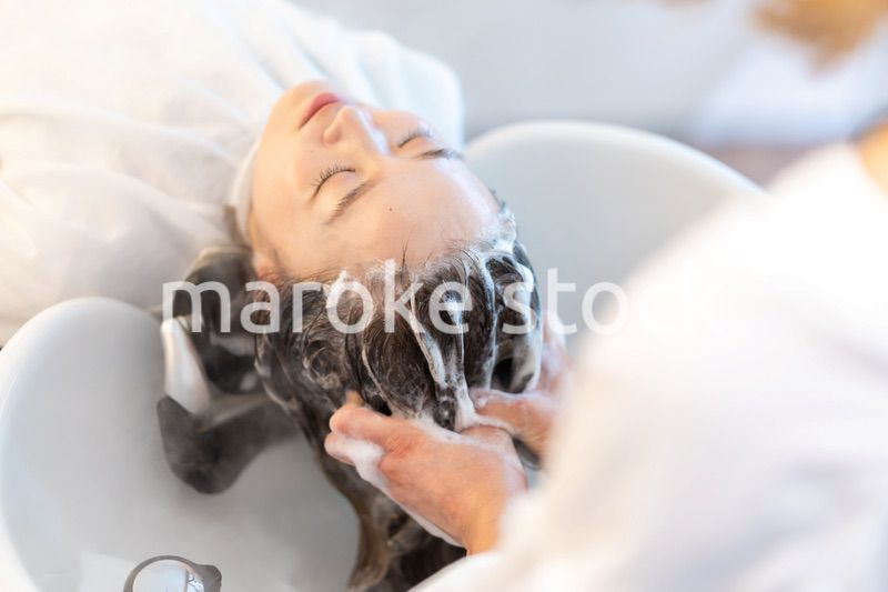 ヘアサロンでスチームトリートメントを受ける女性