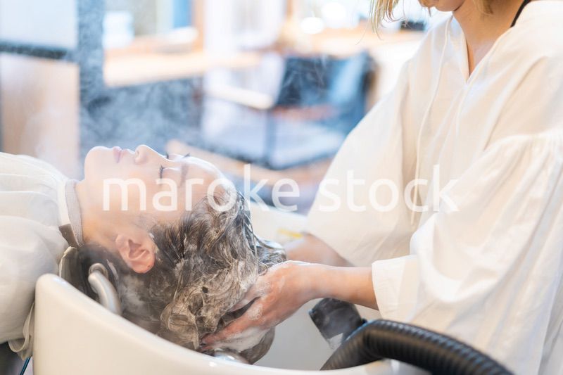 ヘアサロンでスチームトリートメントを受ける女性