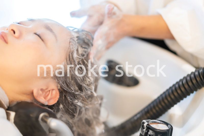 ヘアサロンでスチームトリートメントを受ける女性