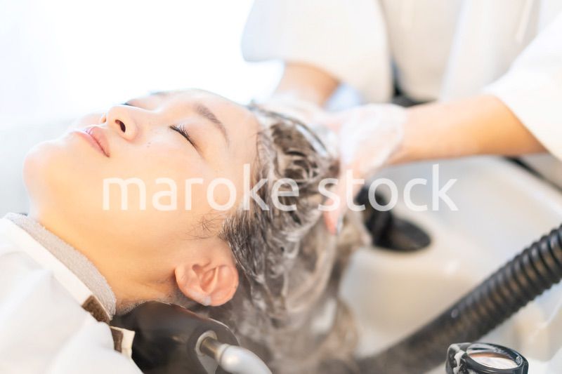 ヘアサロンでスチームトリートメントを受ける女性