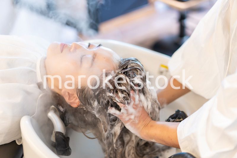 ヘアサロンでスチームトリートメントを受ける女性