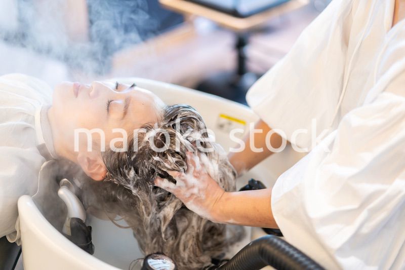 ヘアサロンでスチームトリートメントを受ける女性