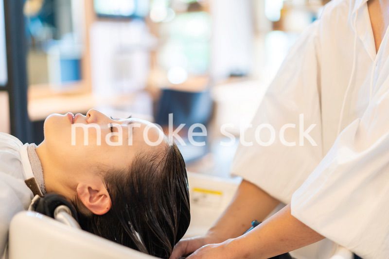 ヘアサロンに通う女性