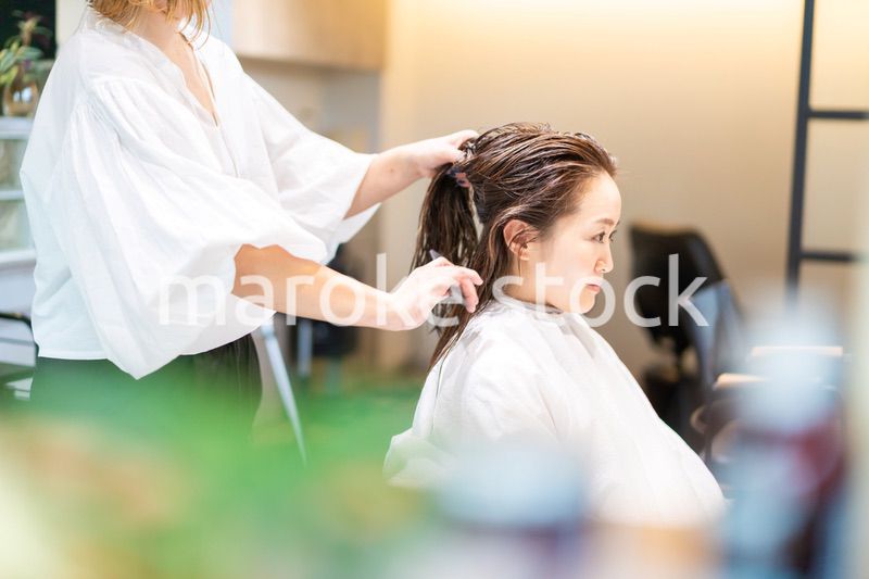 ヘアサロンに通う女性