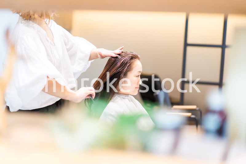 女性のヘアカットをする美容師