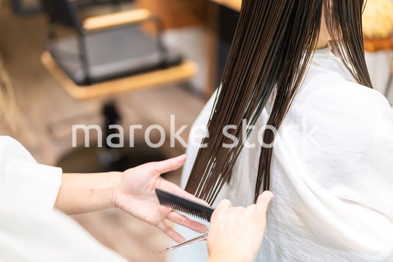 女性のヘアカットをする美容師
