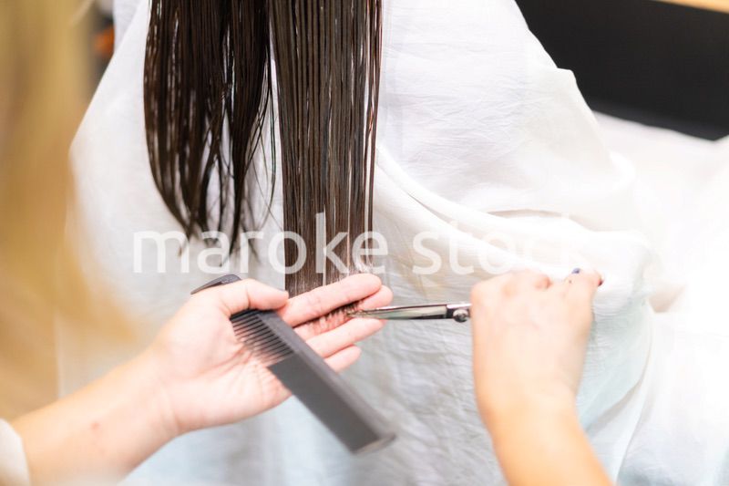 女性のヘアカットをする美容師