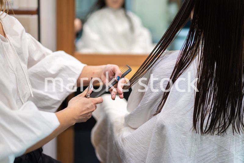 女性のヘアカットをする美容師