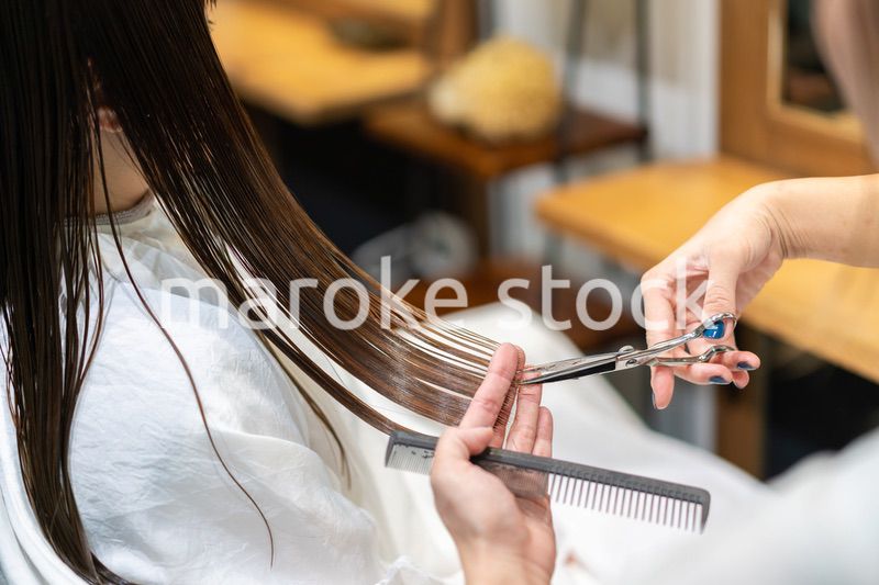 ヘアサロンに通う女性