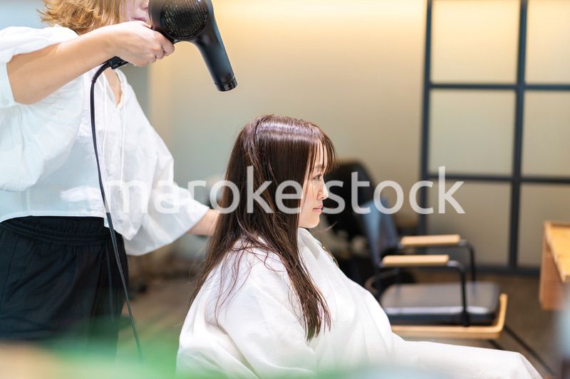 ヘアドライヤーを使う美容師