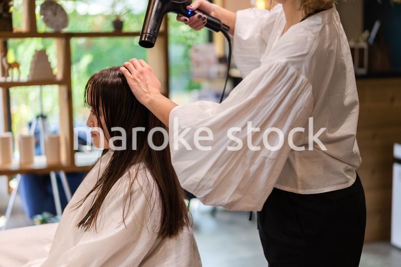 ヘアドライヤーを使う美容師