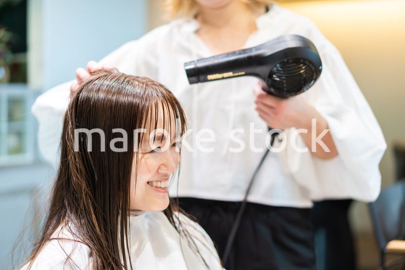 ヘアドライヤーを使う美容師