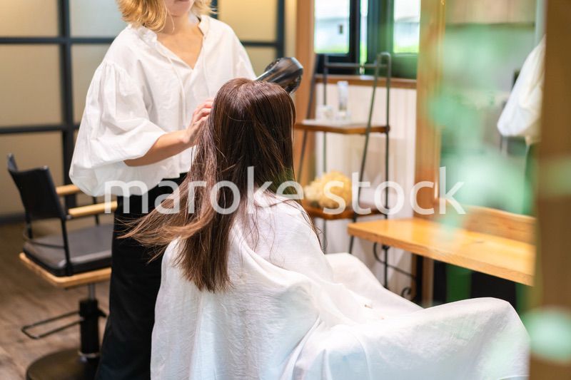 ヘアドライヤーを使う美容師