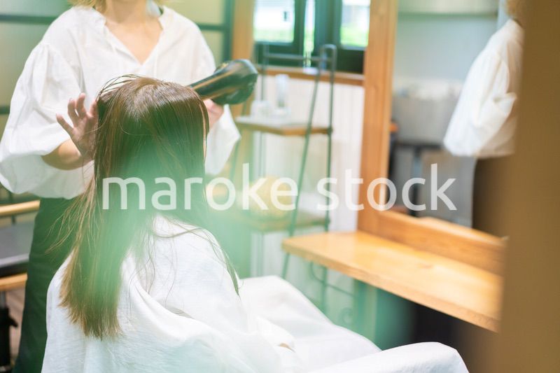 ヘアサロンに通う女性