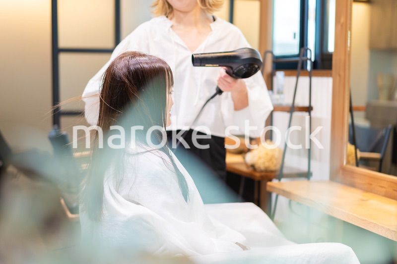 ヘアドライヤーを使う美容師