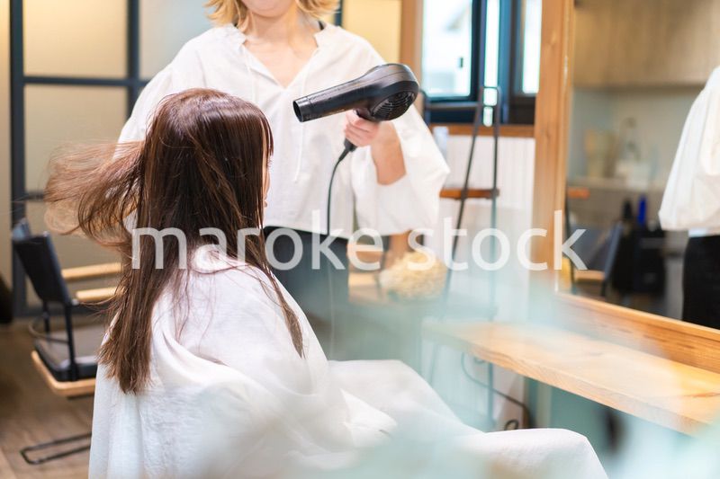 ヘアドライヤーを使う美容師