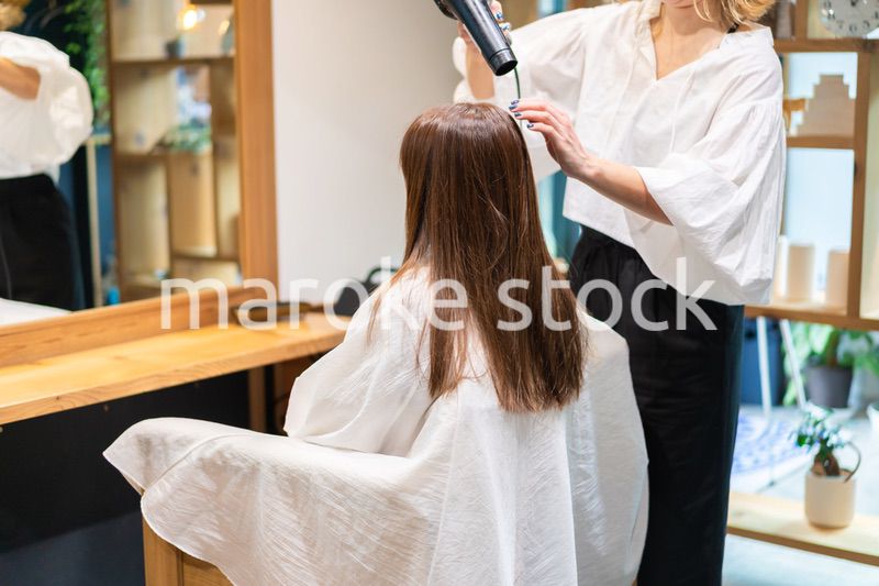 ヘアドライヤーを使う美容師