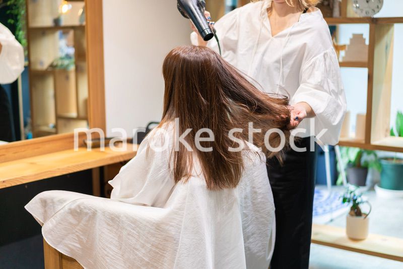 ヘアドライヤーを使う美容師