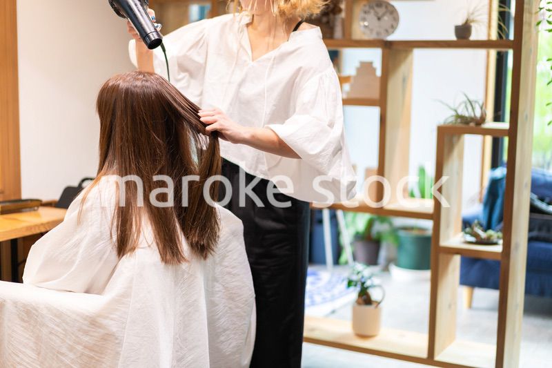 ヘアドライヤーを使う美容師