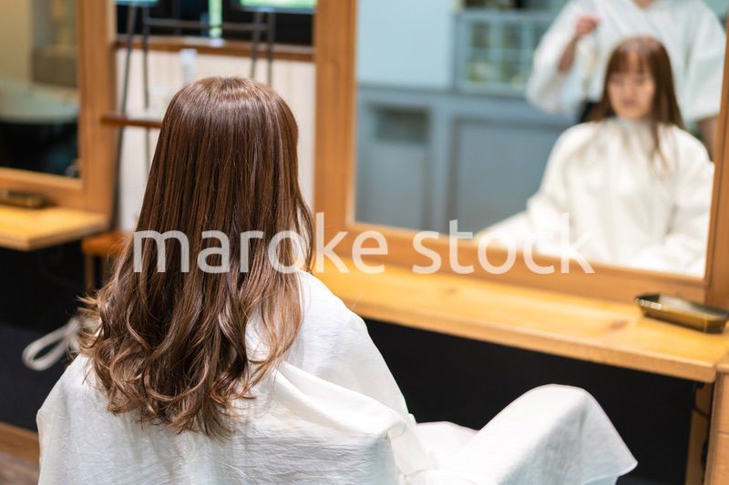 ヘアアイロンを使う美容師