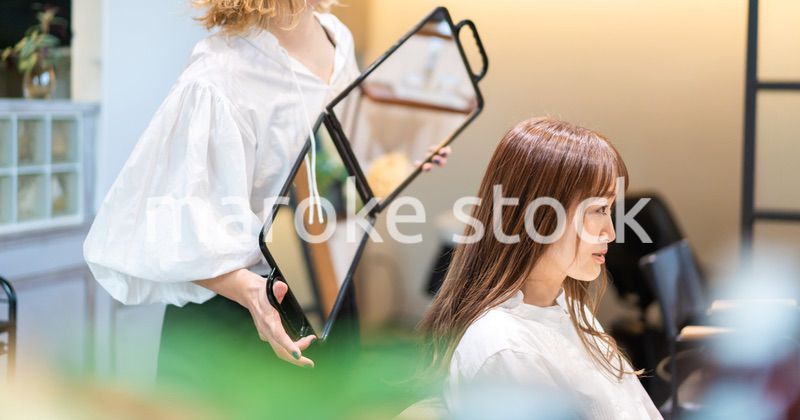 ヘアサロンに通う女性