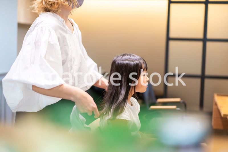 美容室でヘアカットをする女の子