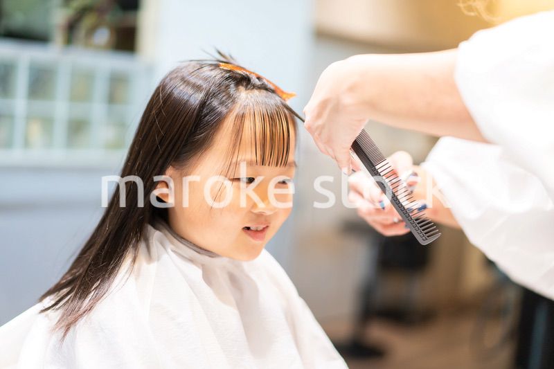 美容室でヘアカットをする女の子