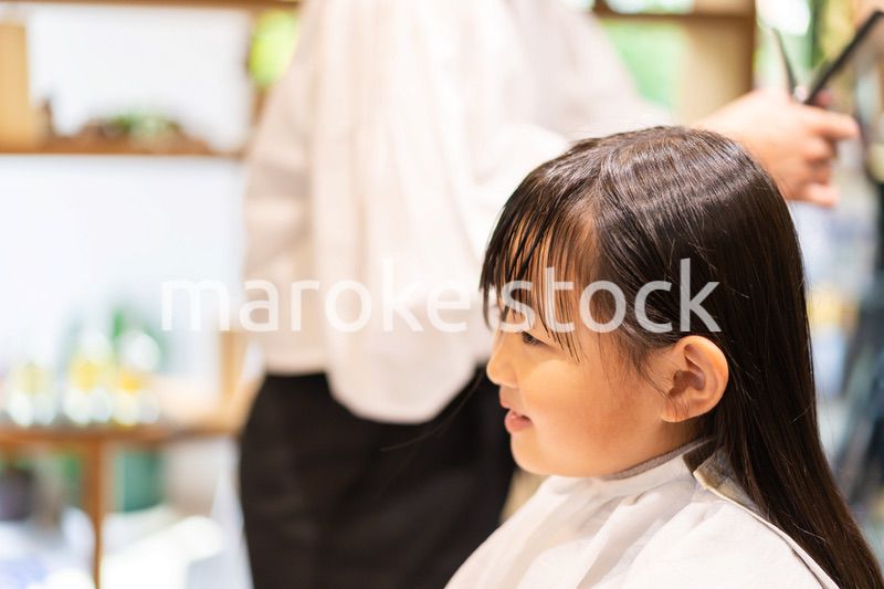 美容室でヘアカットをする女の子