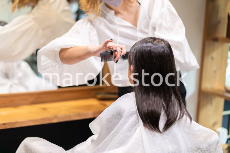 美容室でヘアカットをする女の子